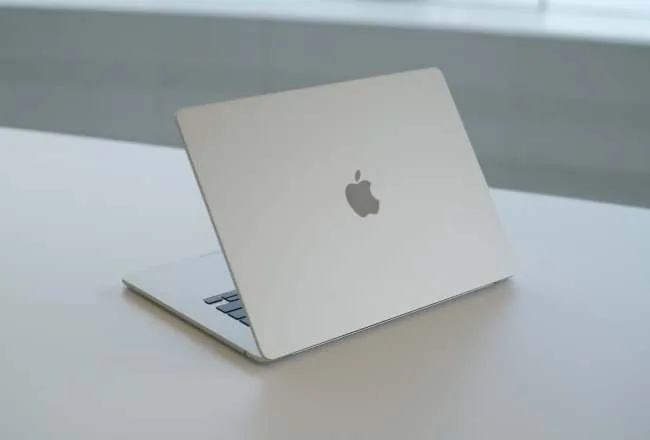 MacBook Air 15 với thiết kế đơn giản và mềm mại